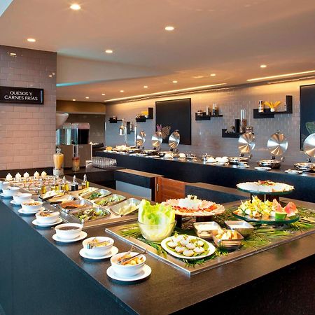Marriott Tuxtla Gutierrez Hotel Exterior photo A buffet at a hotel