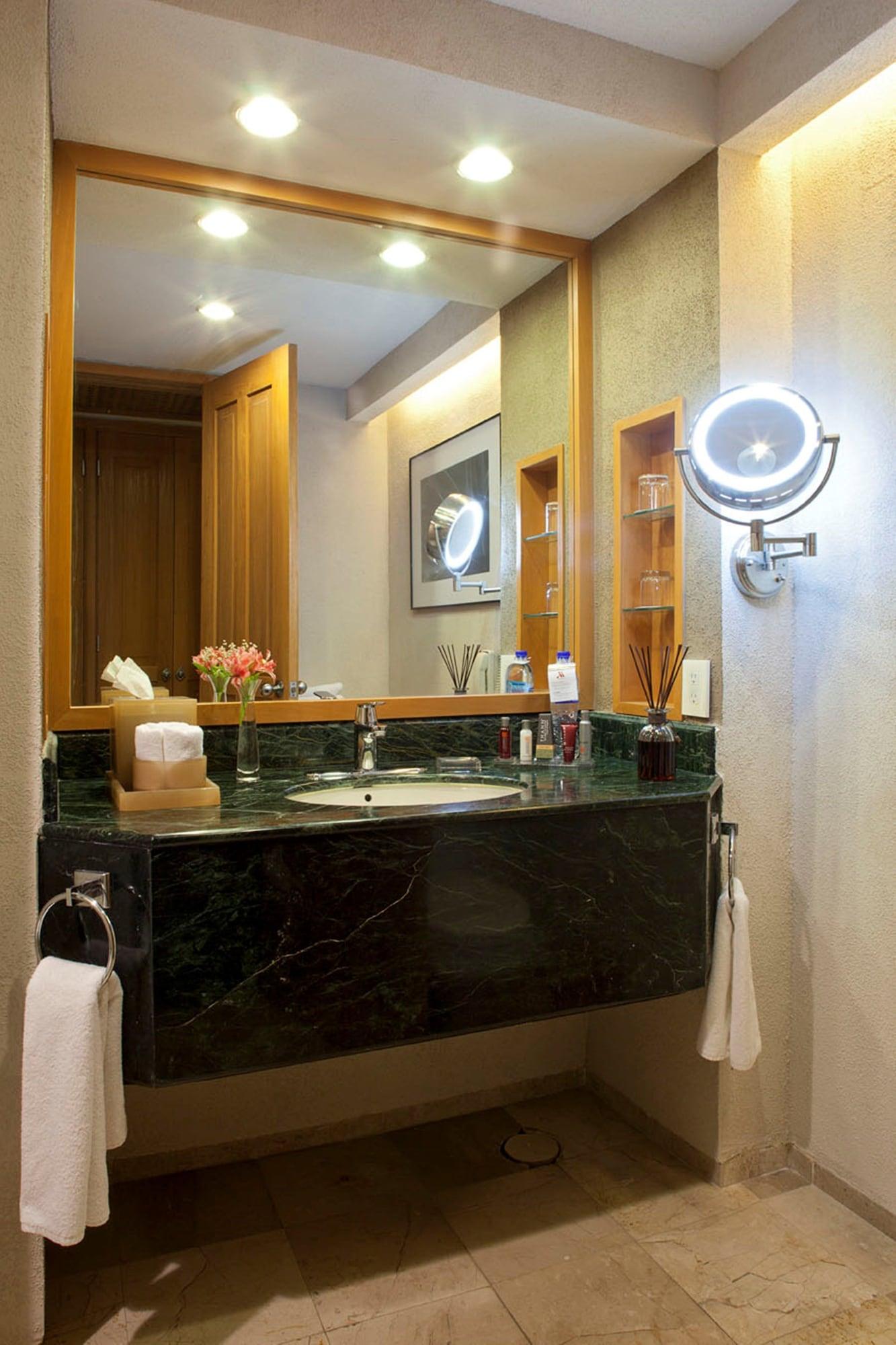 Marriott Tuxtla Gutierrez Hotel Exterior photo Bathroom