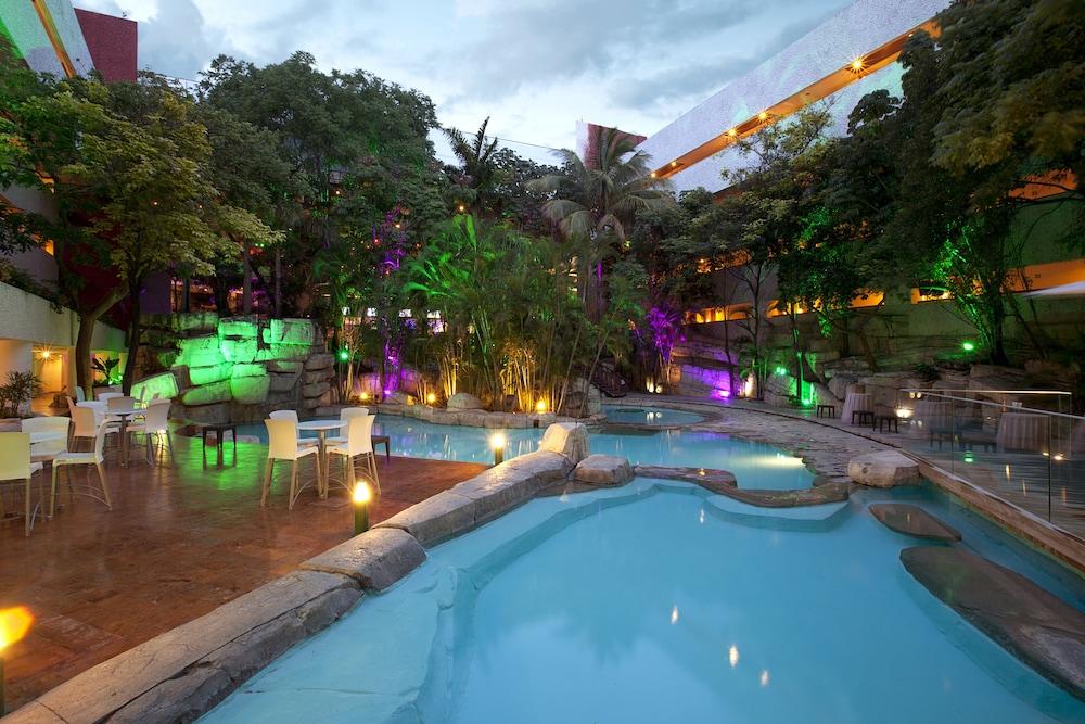 Marriott Tuxtla Gutierrez Hotel Exterior photo The hotel's pool