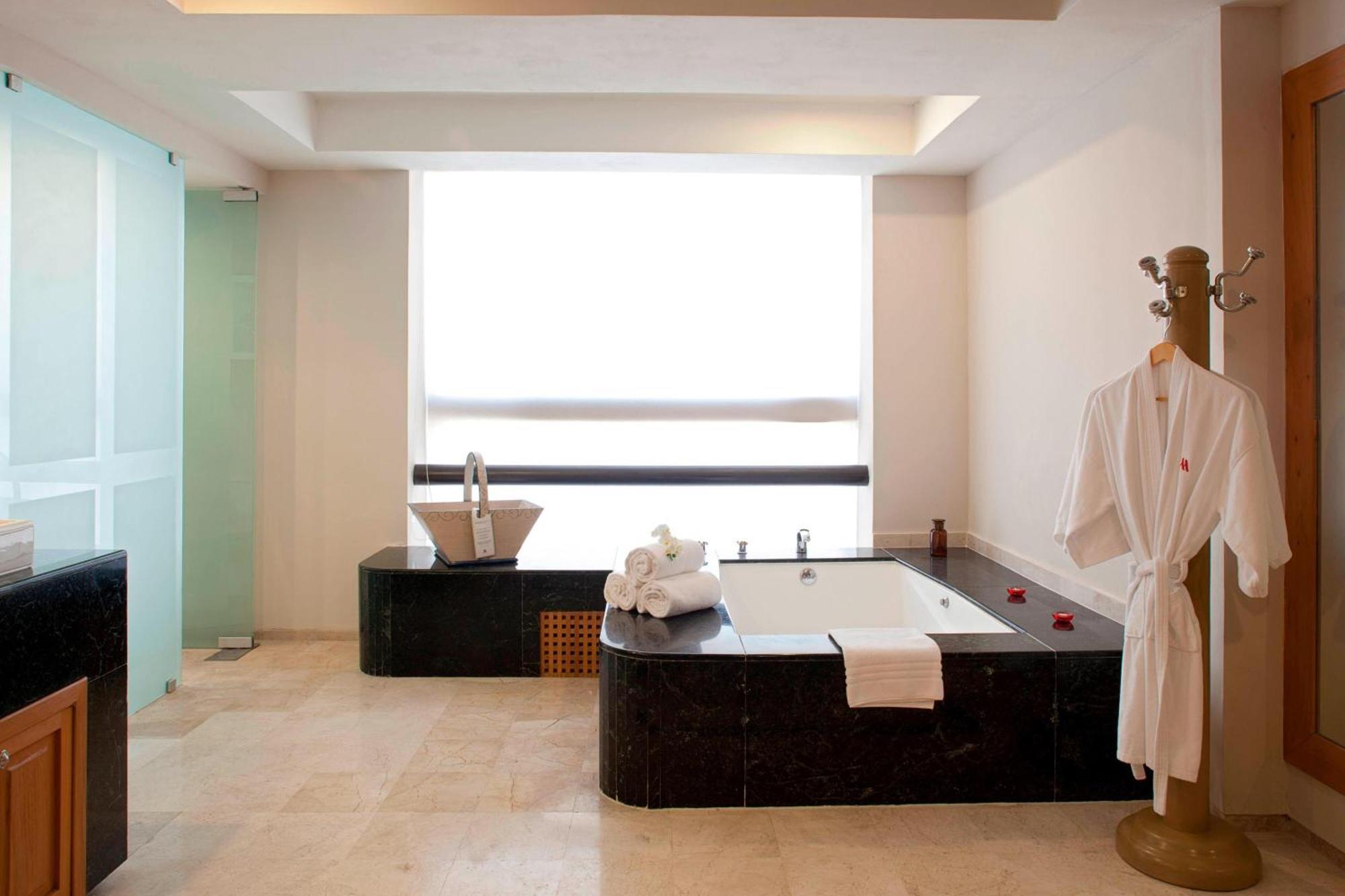 Marriott Tuxtla Gutierrez Hotel Exterior photo A bathroom in a hotel
