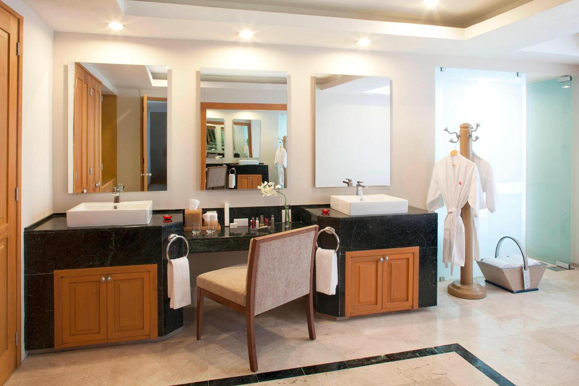 Marriott Tuxtla Gutierrez Hotel Exterior photo Bathroom