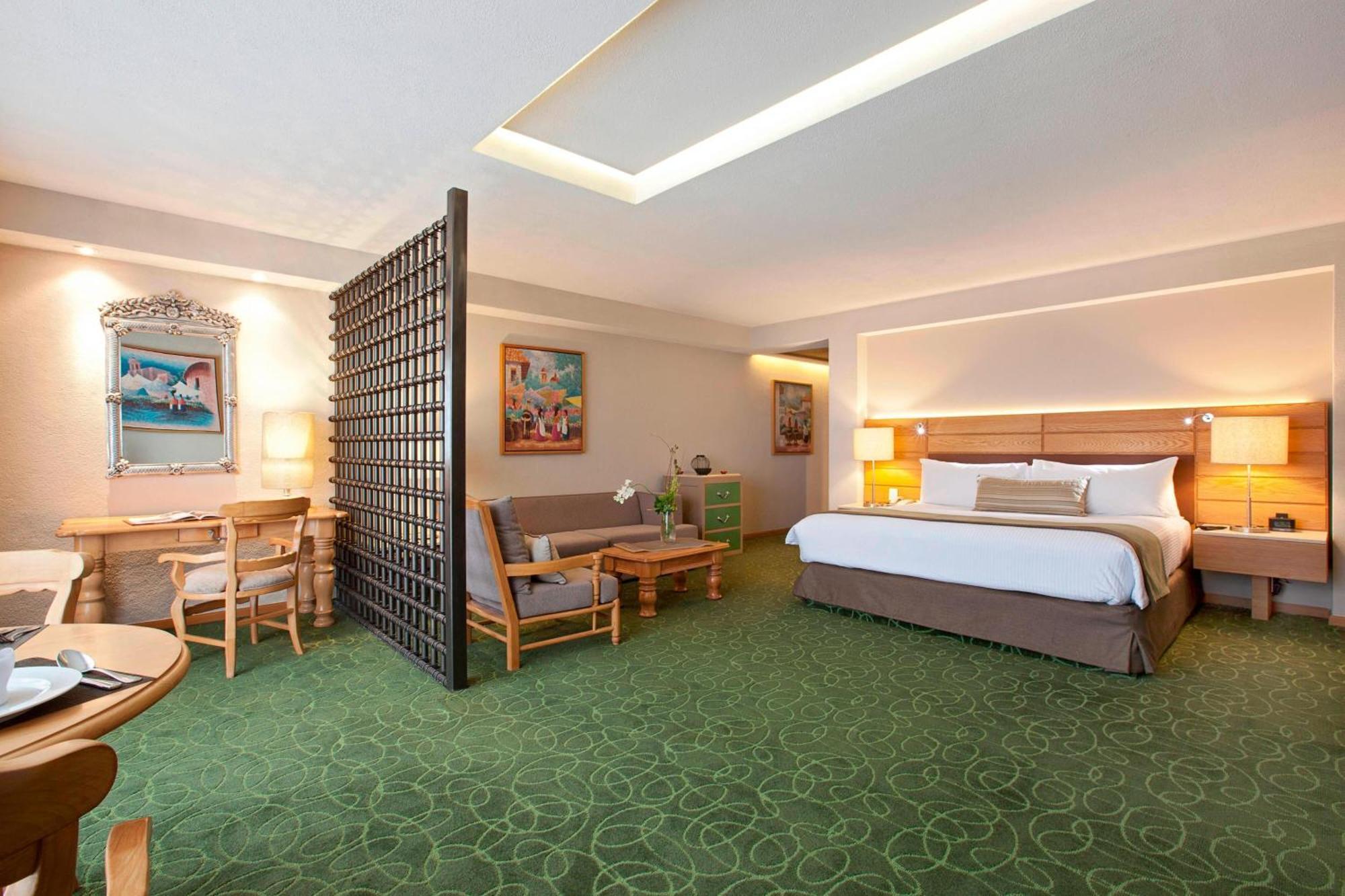Marriott Tuxtla Gutierrez Hotel Exterior photo A room at the hotel