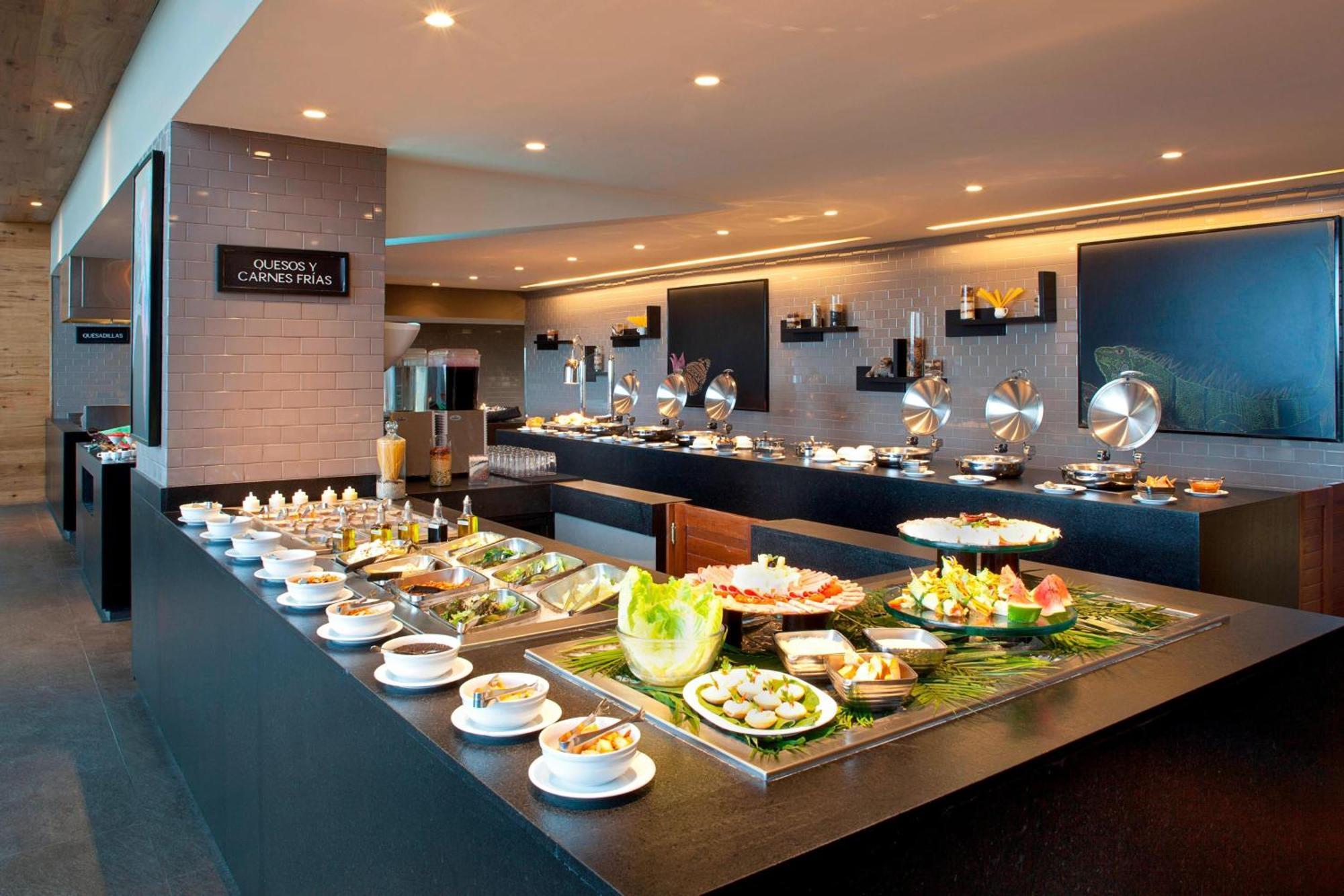 Marriott Tuxtla Gutierrez Hotel Exterior photo A buffet at a hotel