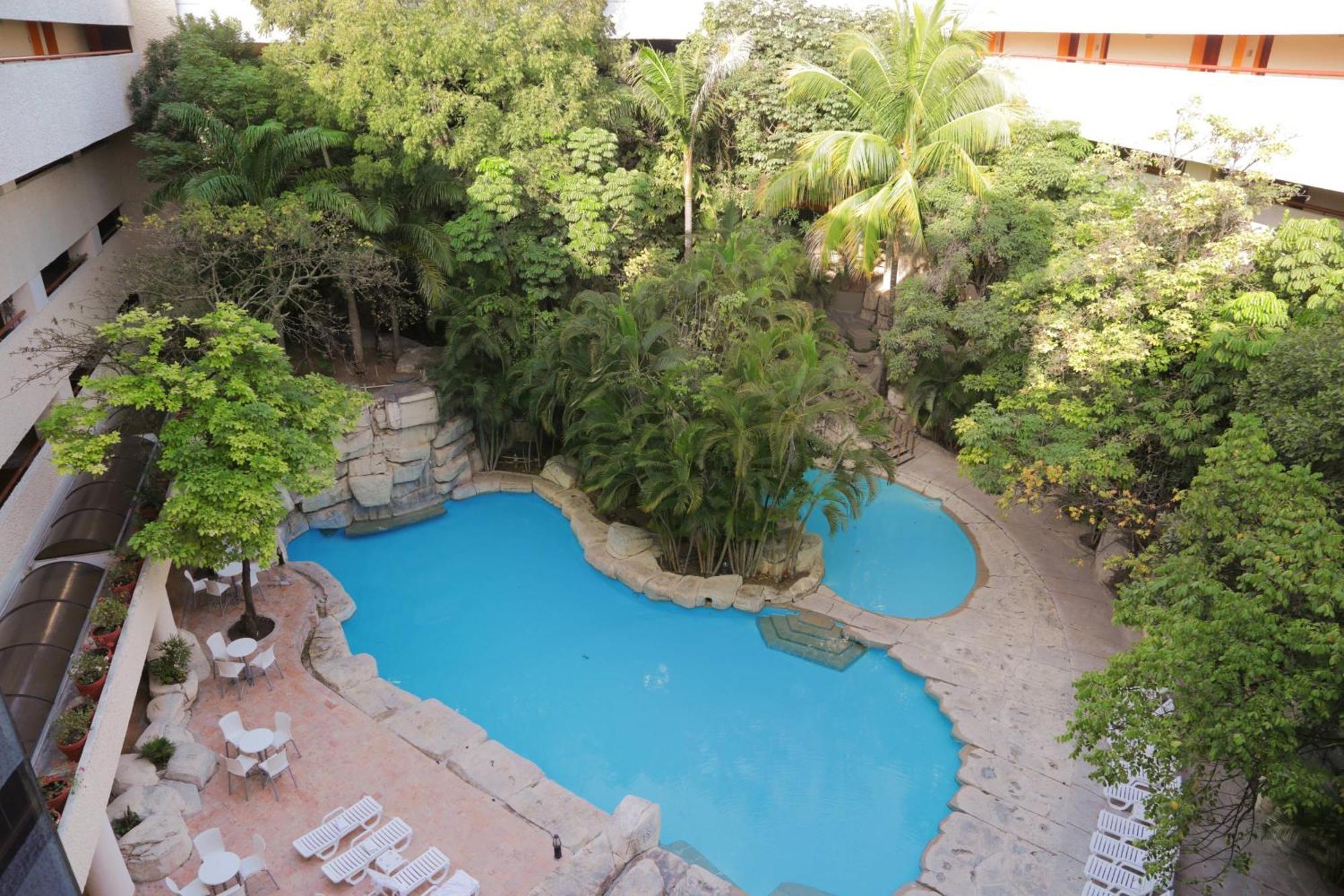 Marriott Tuxtla Gutierrez Hotel Exterior photo The pool at the hotel